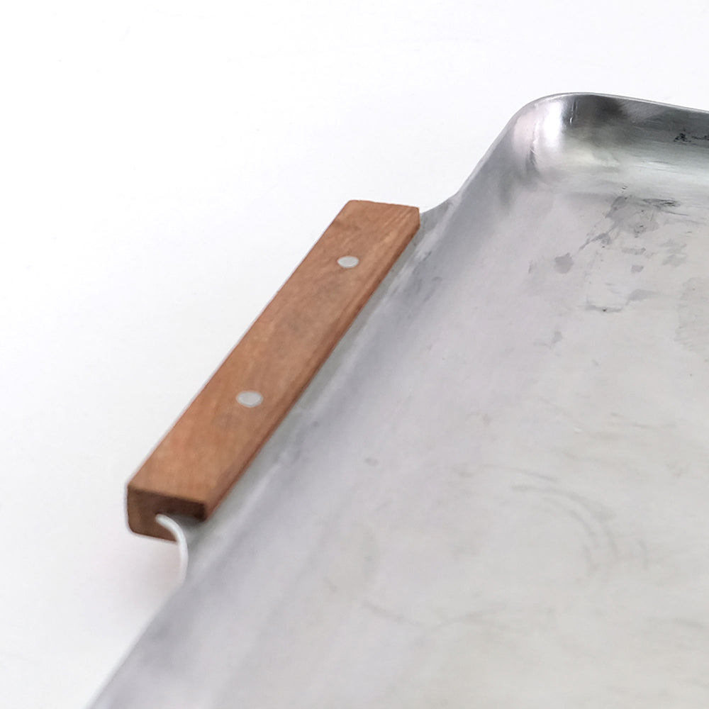 ノスタルジックな木の持ち手のアルミトレー