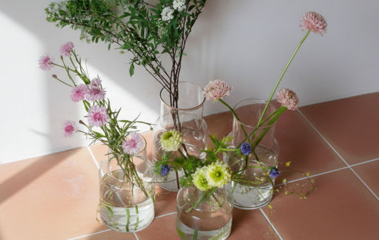 ふたつの定番フラワーベース、その違いは？