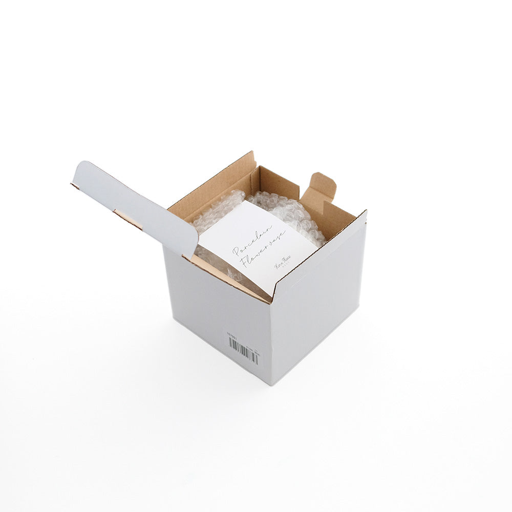 マットな質感の磁器製フラワーベース　ロウタンド