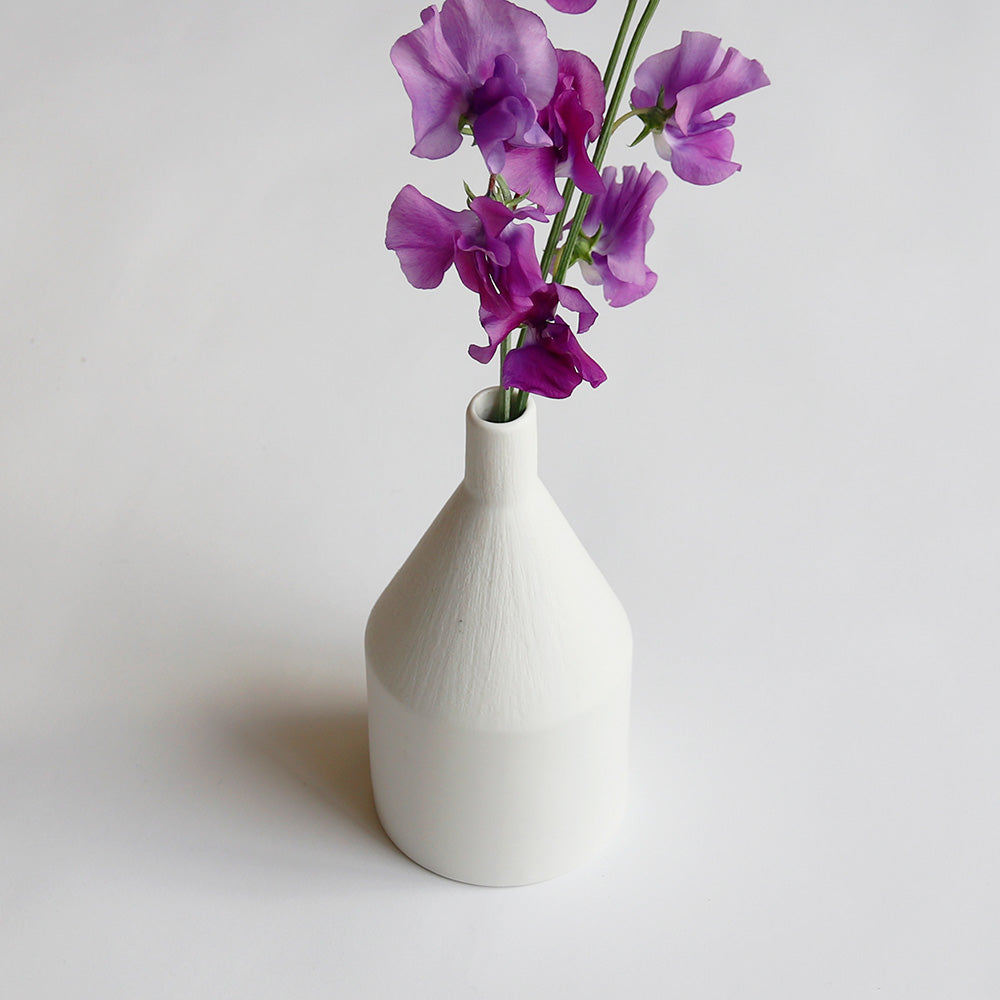 マットな質感の磁器製フラワーベース　チムニー（2サイズ）