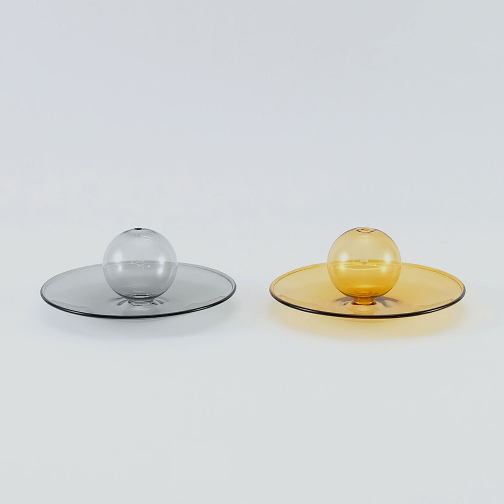 落ちる灰を受け止めるガラスの香立て（2色）