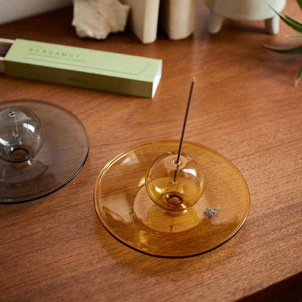 落ちる灰を受け止めるガラスの香立て（2色）