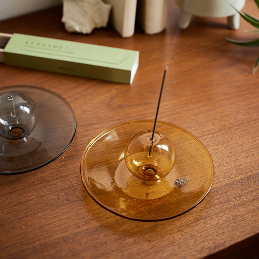 落ちる灰を受け止めるガラスの香立て（2色）