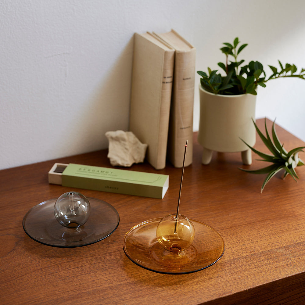 落ちる灰を受け止めるガラスの香立て（2色）