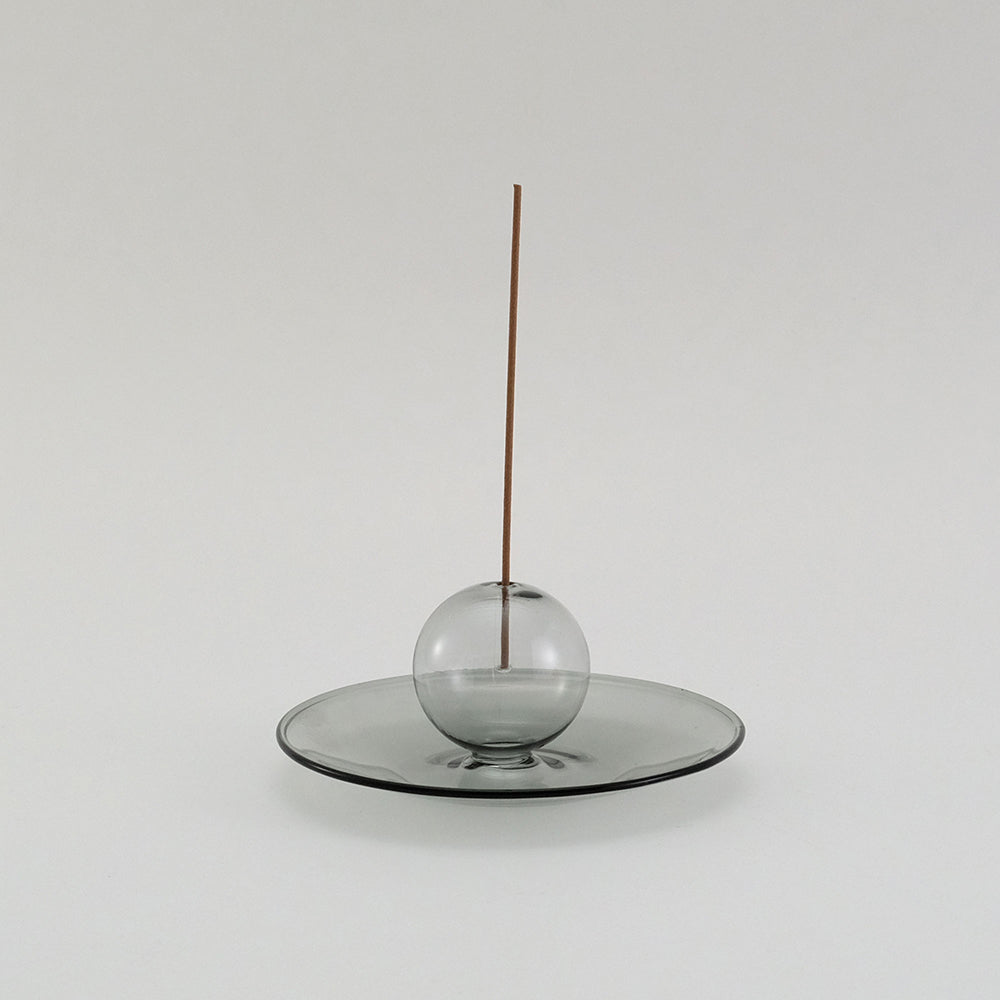 落ちる灰を受け止めるガラスの香立て（2色）