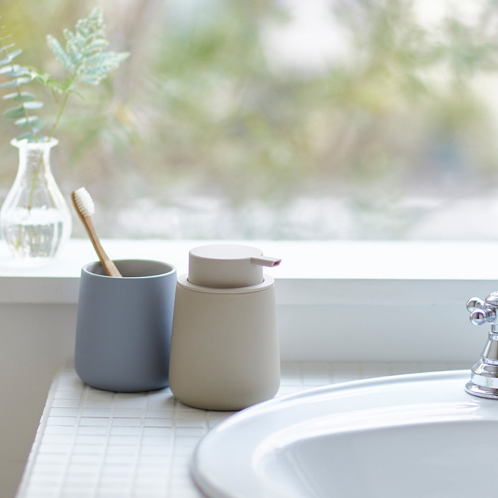 マットな質感のソープディスペンサー 泡タイプ