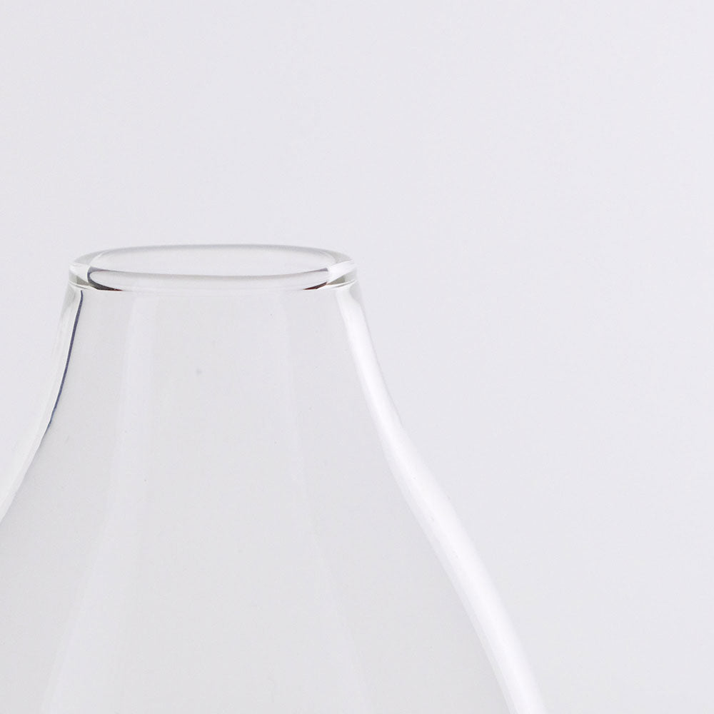 木とリューズガラスを組み合わせたフラワーベース