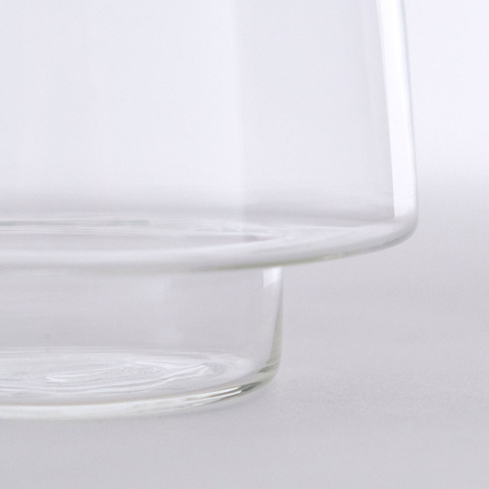 木とリューズガラスを組み合わせたフラワーベース