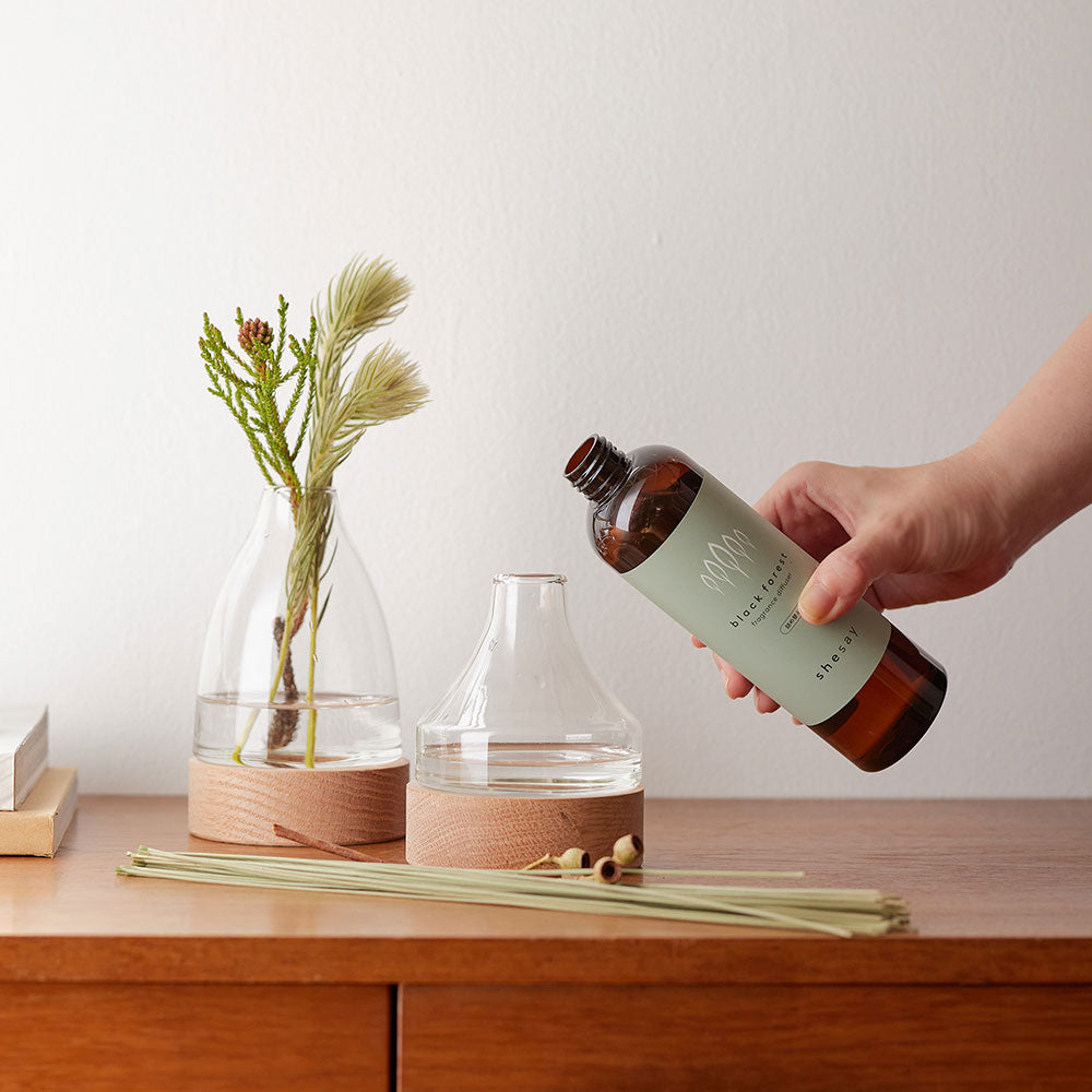 木とリューズガラスを組み合わせたフラワーベース