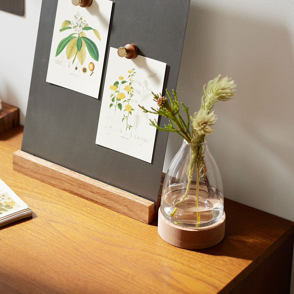 木とリューズガラスを組み合わせたフラワーベース