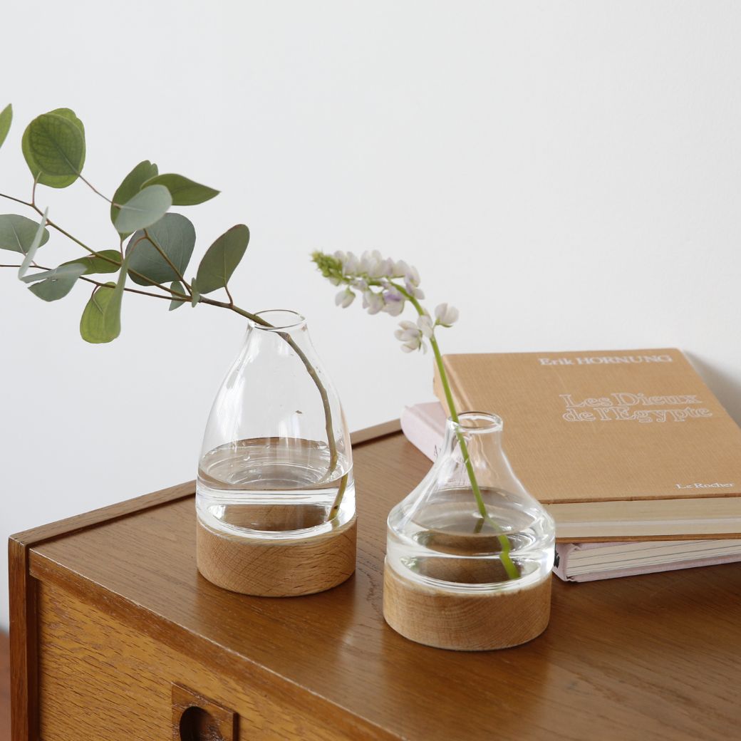 木とリューズガラスを組み合わせたフラワーベース