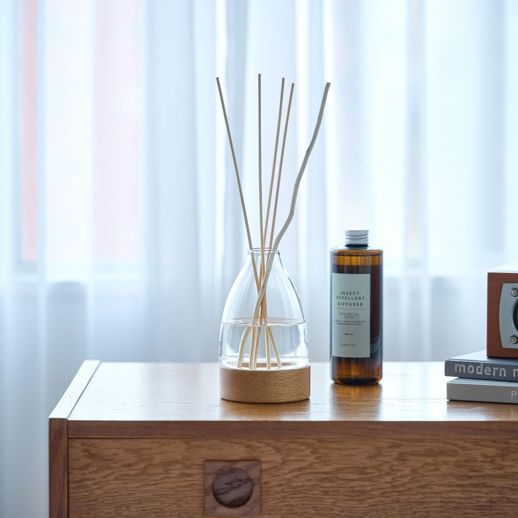 木とリューズガラスを組み合わせたフラワーベース