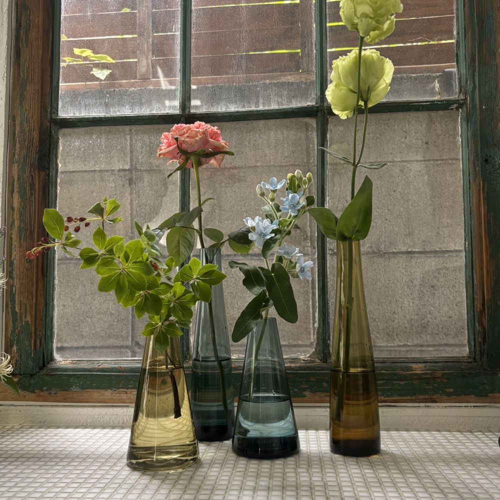 カラーガラスのフラワーベース コーン（2色）