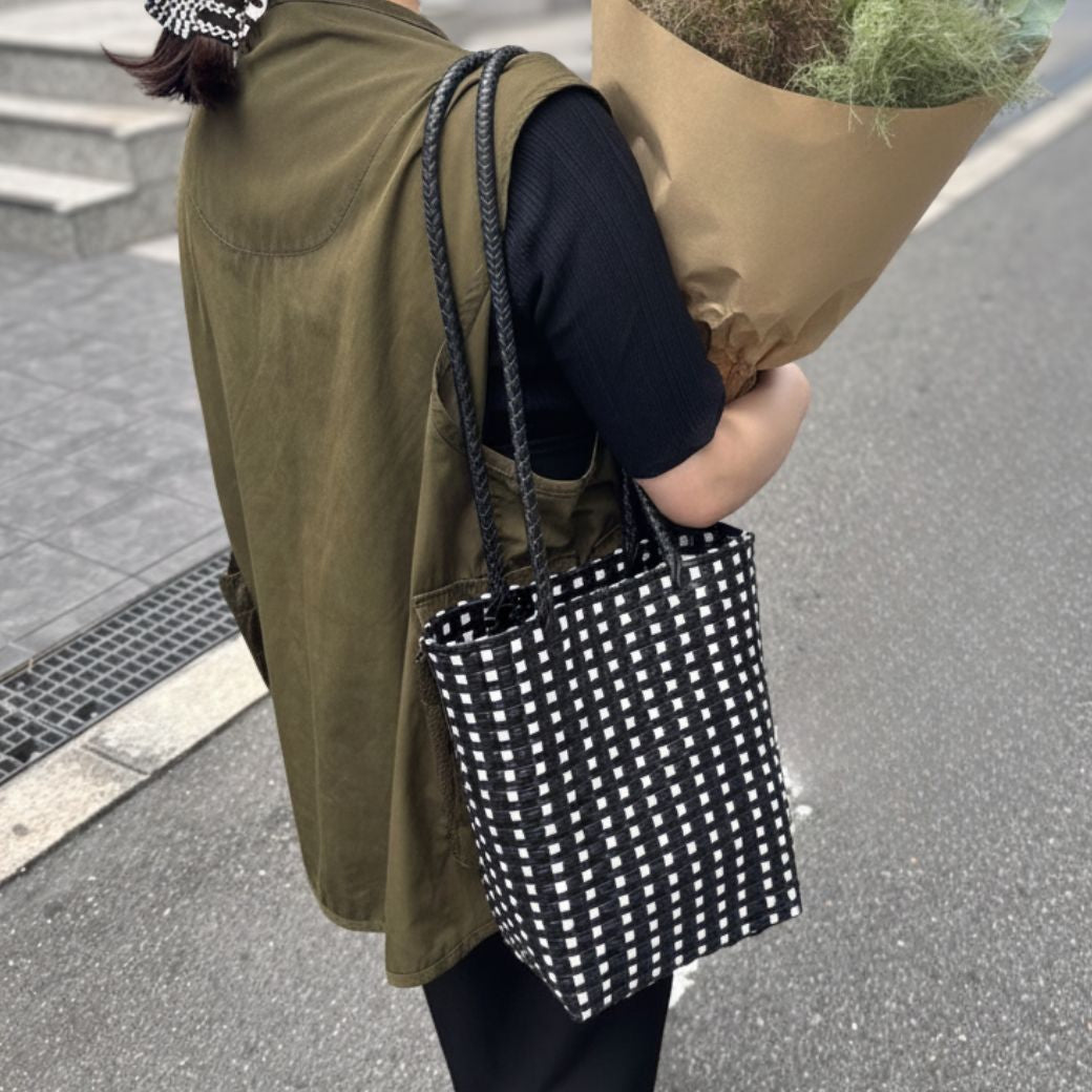 肩掛けしやすい編みかごバッグ