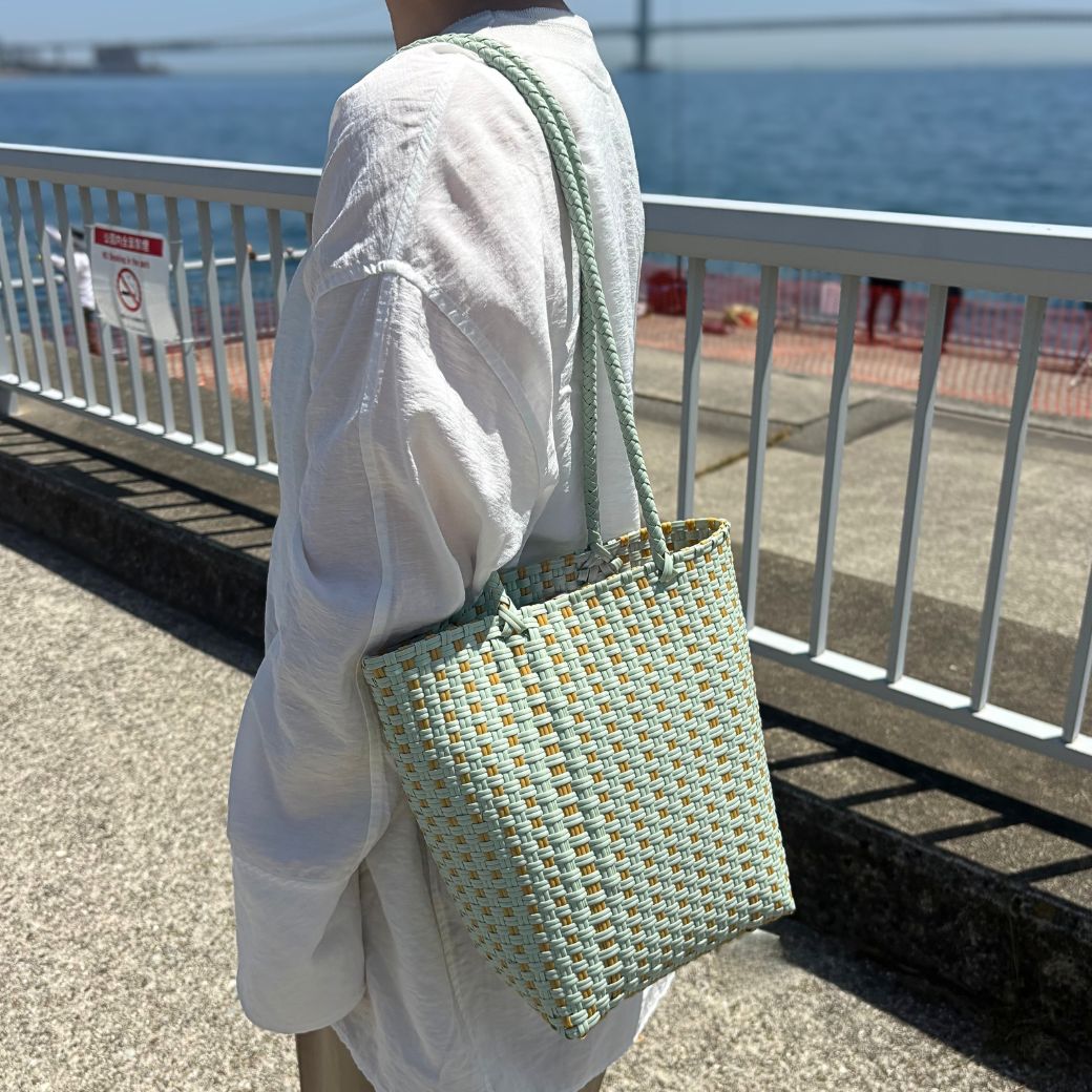 肩掛けしやすい編みかごバッグ