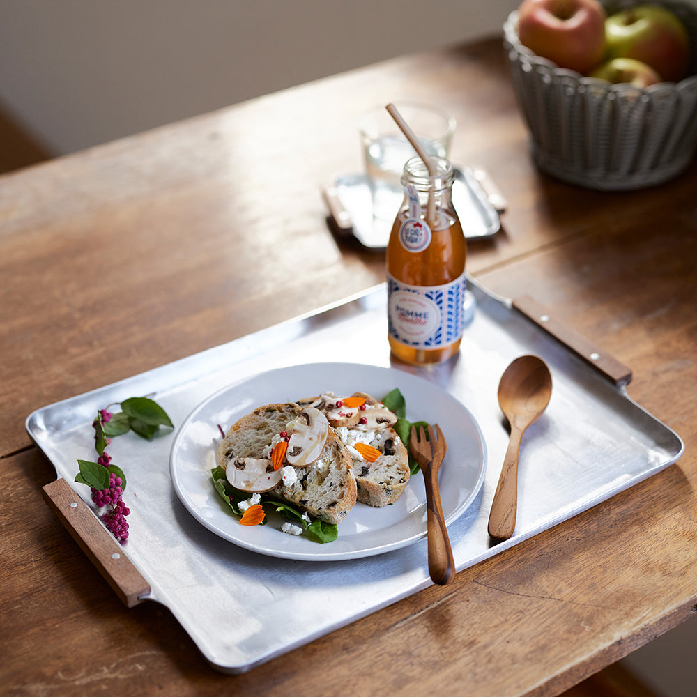 ノスタルジックな木の持ち手のアルミトレー