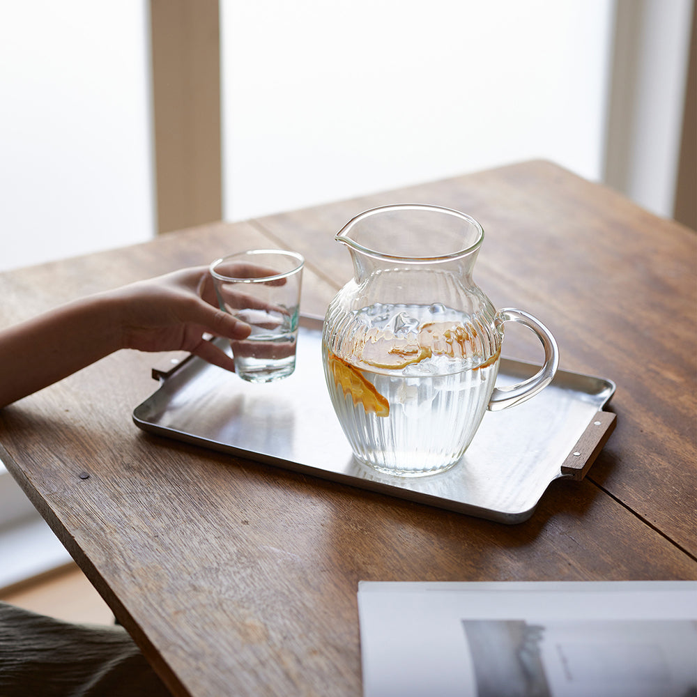 ノスタルジックな木の持ち手のアルミトレー