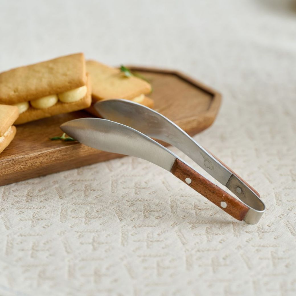 ノスタルジックなアルミのトング