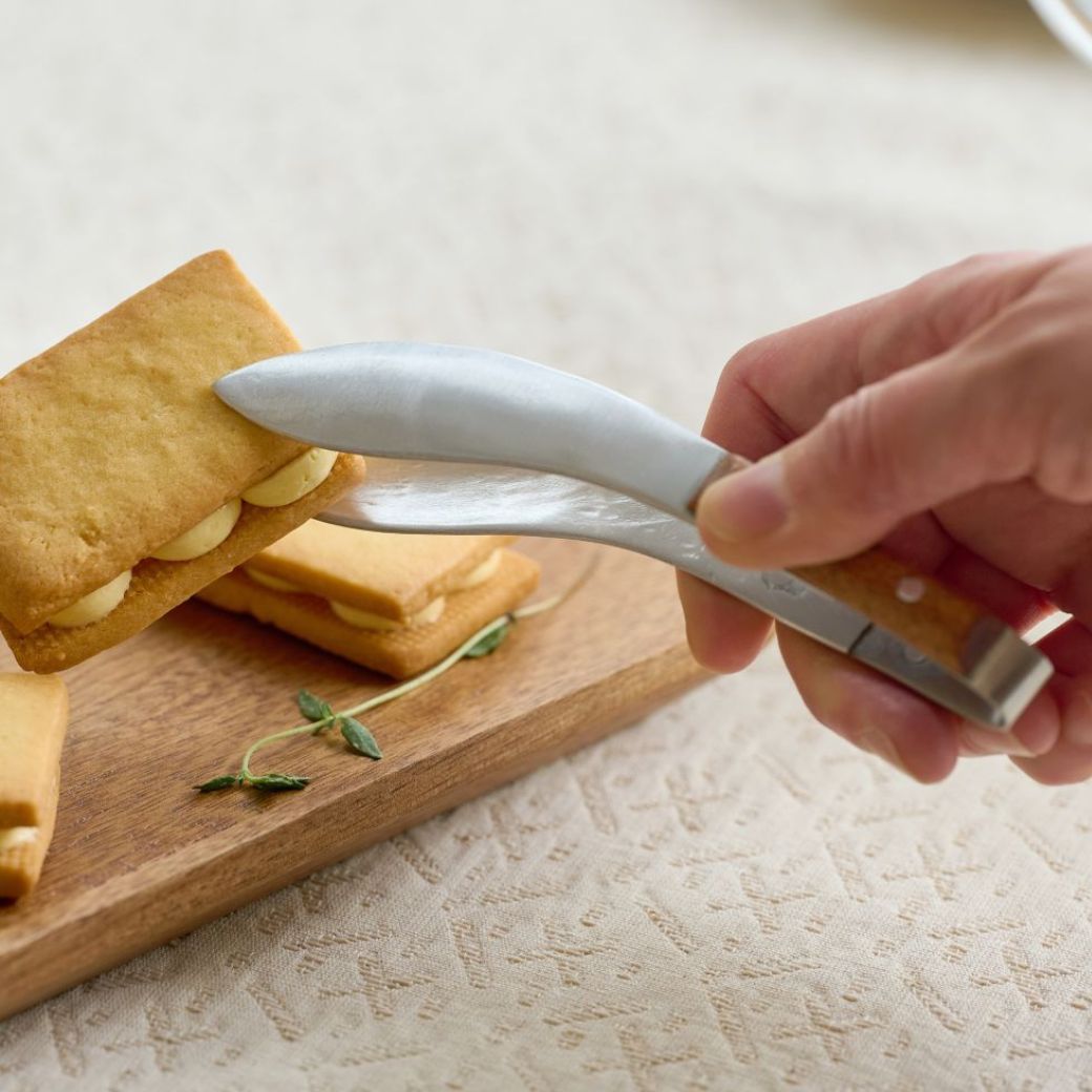 ノスタルジックなアルミのトング