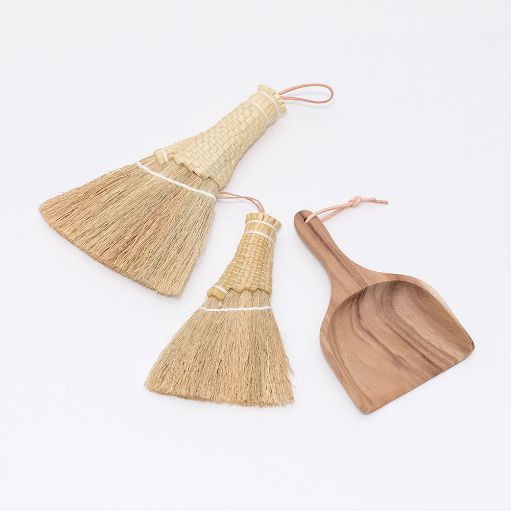 持ち手の細かい編みが美しい ソルガム デスクトップホウキ