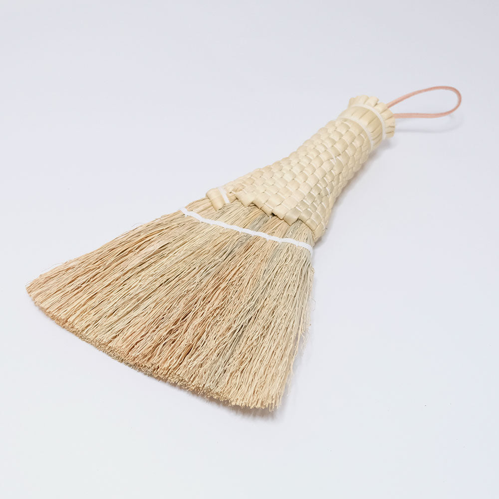 持ち手の細かい編みが美しい ソルガム デスクトップホウキ
