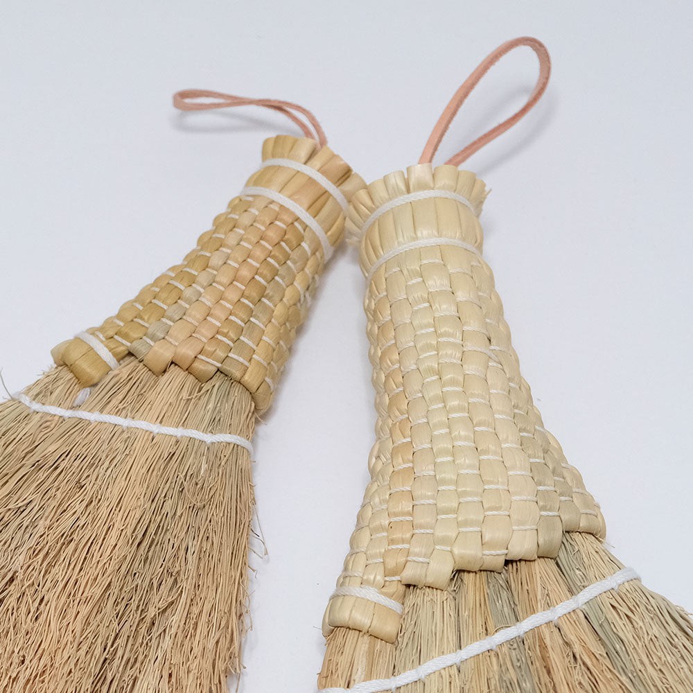 持ち手の細かい編みが美しい ソルガム デスクトップホウキ