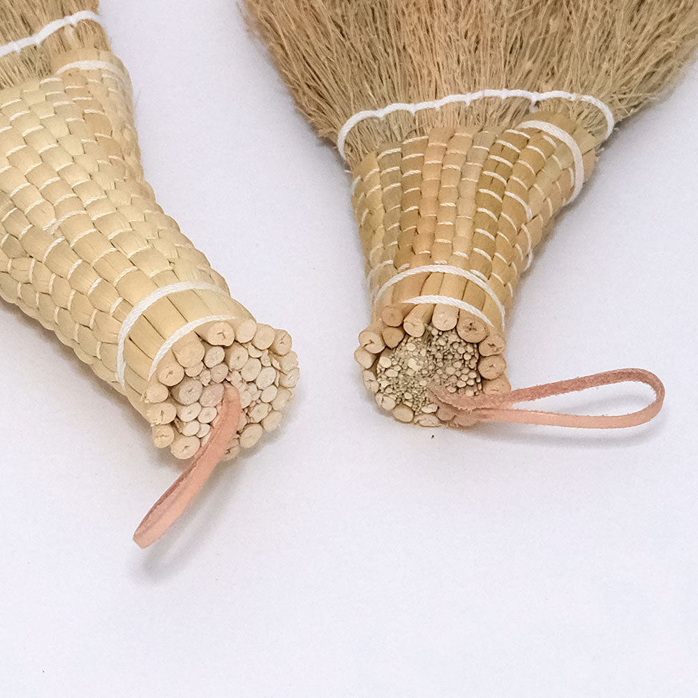 持ち手の細かい編みが美しい ソルガム デスクトップホウキ