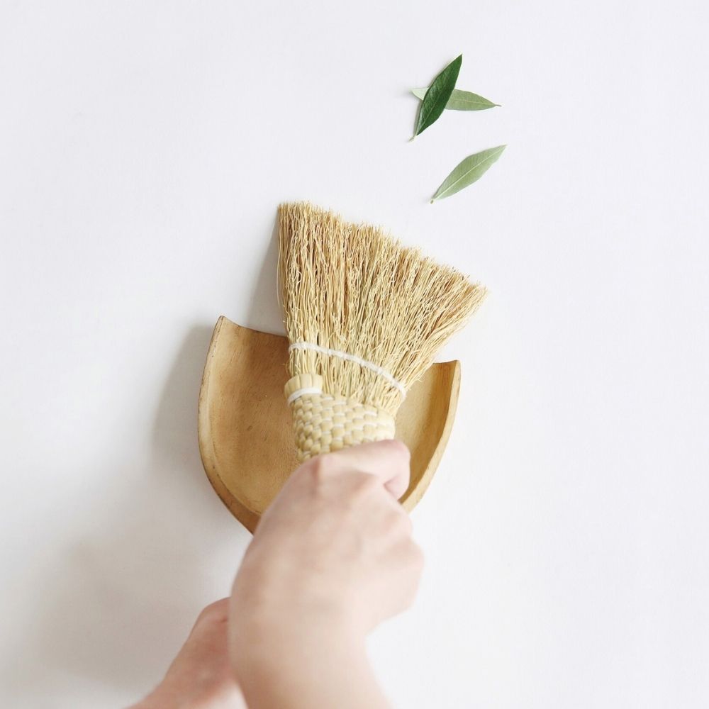 持ち手の細かい編みが美しい ソルガム デスクトップホウキ