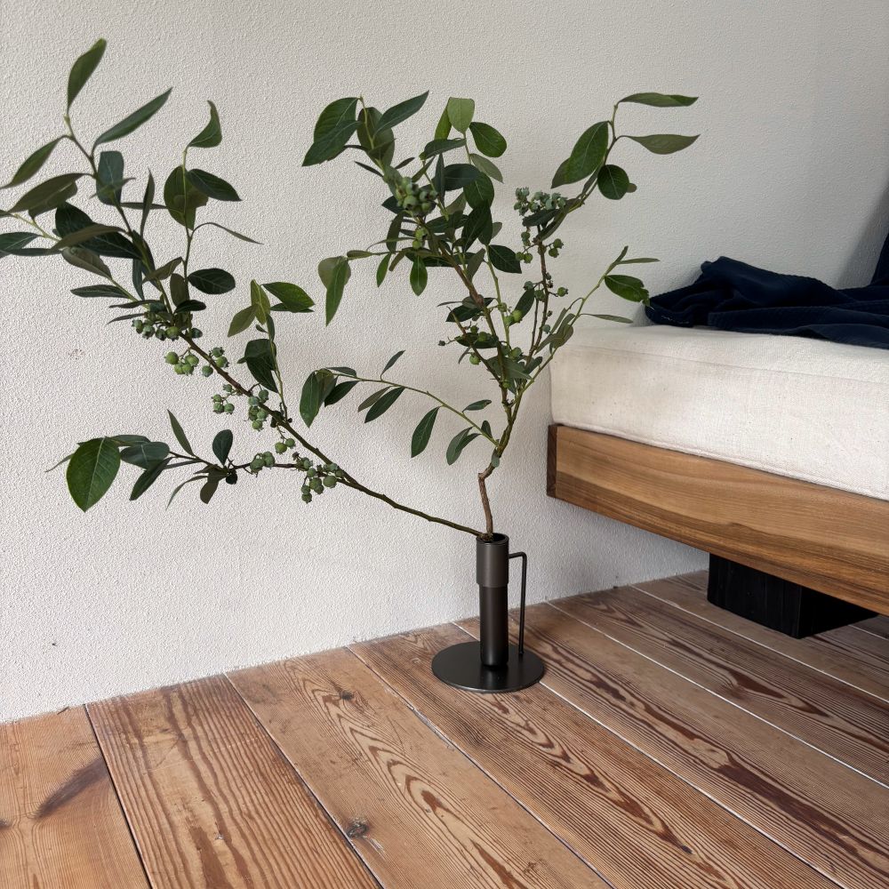 枝物がきれいに飾れるアイアンスタンド