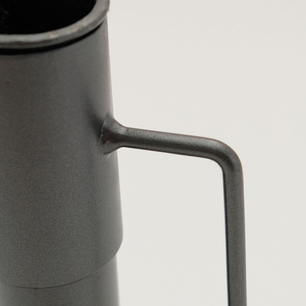 枝物がきれいに飾れるアイアンスタンド