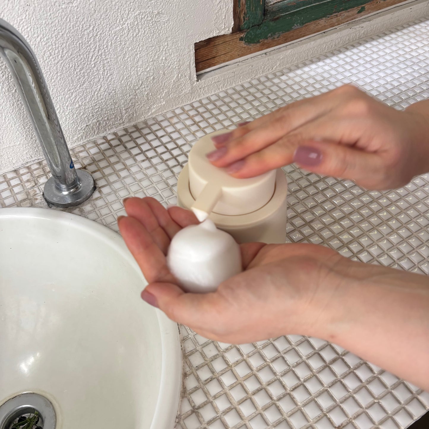 マットな質感のソープディスペンサー 泡タイプ