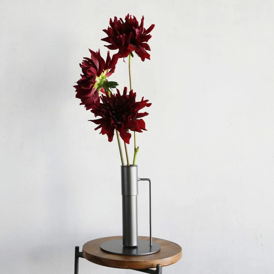 枝物がきれいに飾れるアイアンスタンド