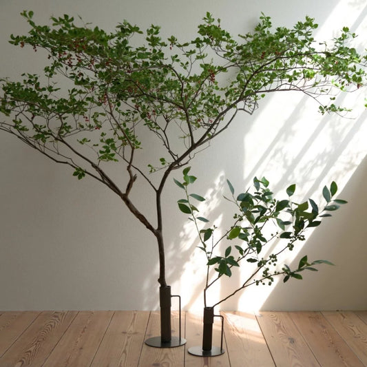 枝物がきれいに飾れるアイアンスタンド